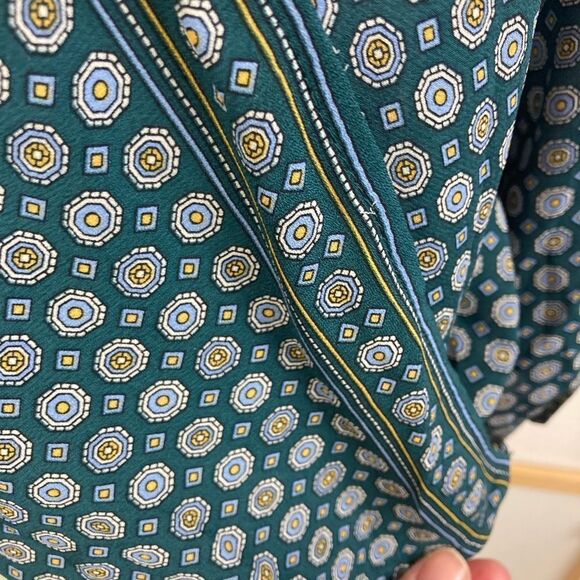 Max Studio green jacquard print like a classic tie blouse hi low puff sleeves - Picture 4 of 6